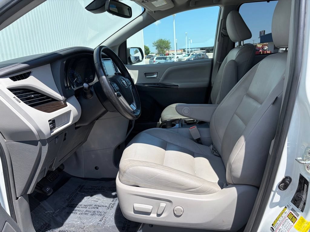 Used 2018 Toyota Sienna XLE w/ Carpet Mat Package FWD image 14