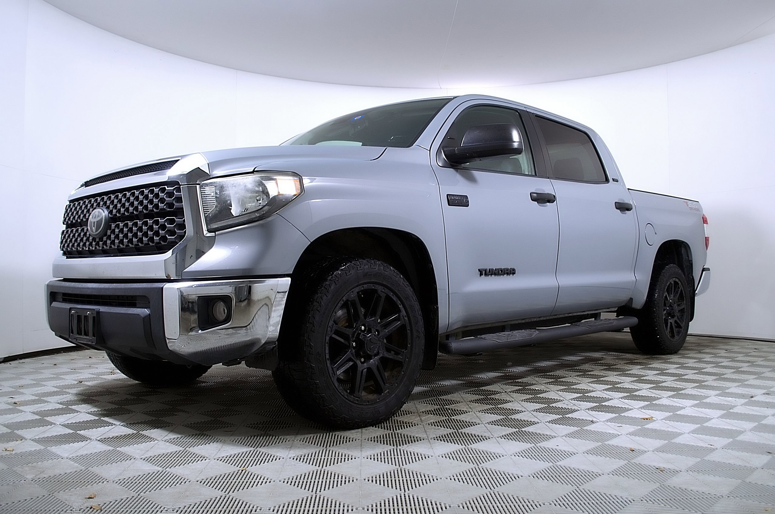 Used 2020 Toyota Tundra SR5 w/ SR5 Leather Package RWD image 2