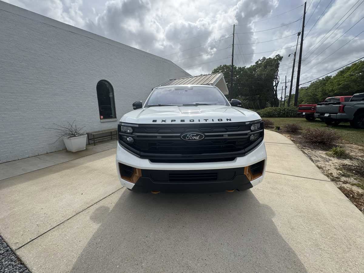 Used 2025 Ford Expedition Tremor image 3