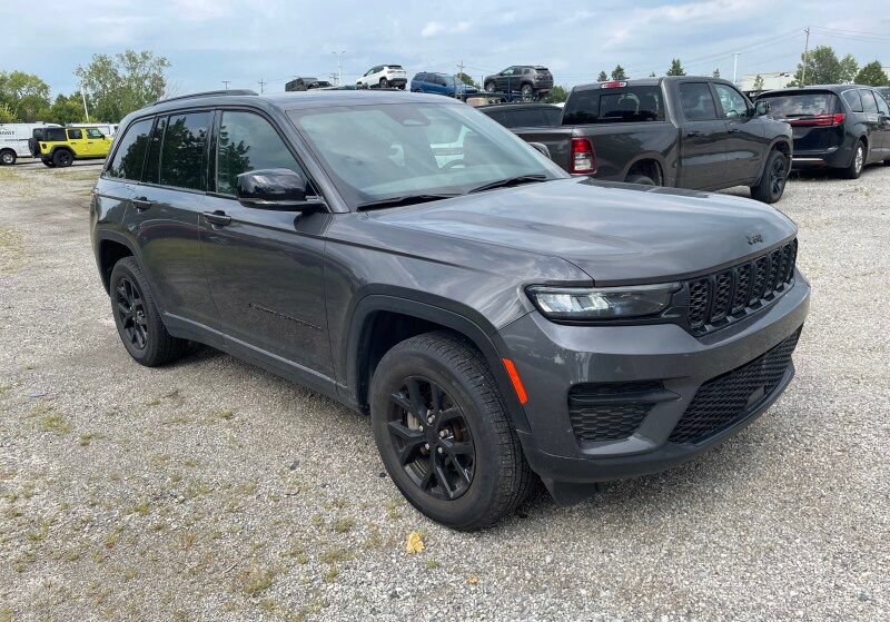 Certified 2024 Jeep Grand Cherokee Altitude AWD/4WD image 1