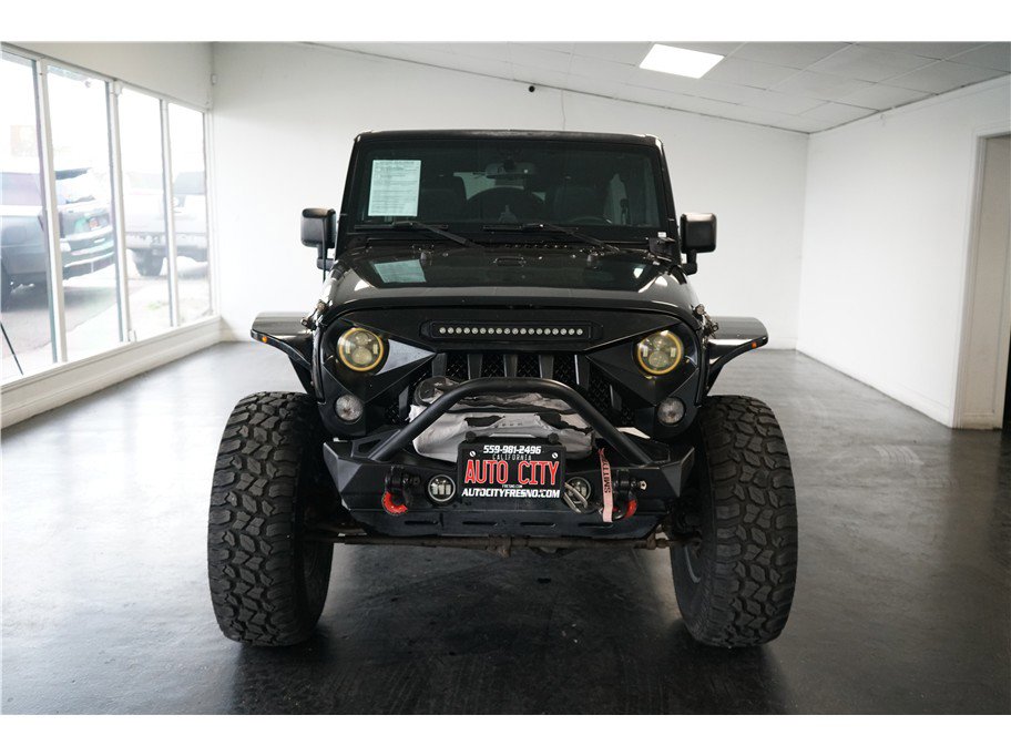 Used 2015 Jeep Wrangler Unlimited Rubicon w/ Connectivity Group image 2