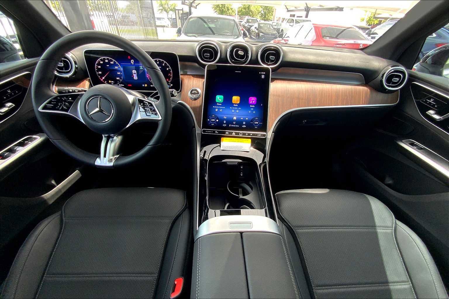 Used 2025 Mercedes-Benz GLC 300 image 8