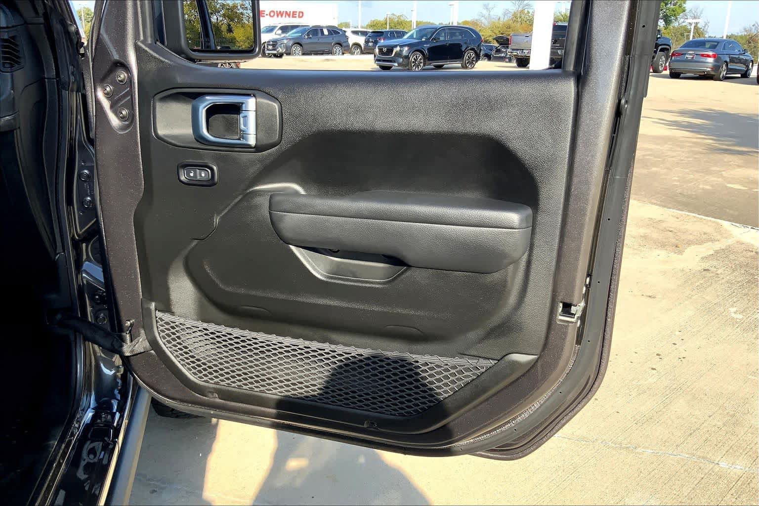 Used 2025 Jeep Gladiator Rubicon w/ Convenience Group AWD/4WD image 22