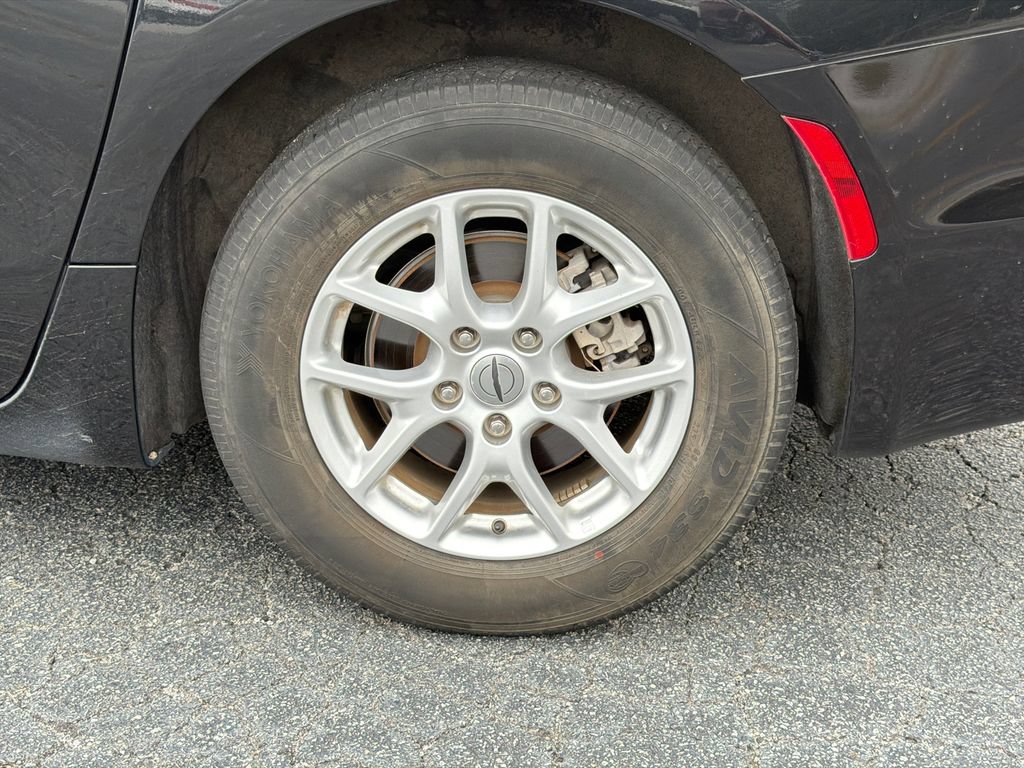 Used 2023 Chrysler Pacifica Touring-L FWD image 21