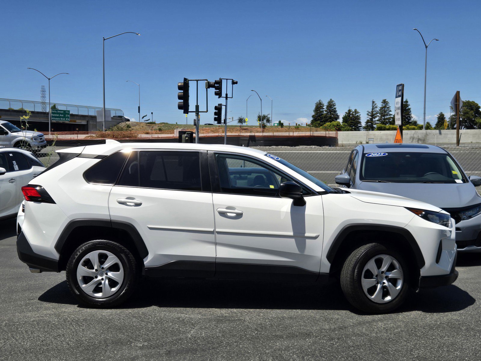 Used 2022 Toyota RAV4 LE FWD image 3