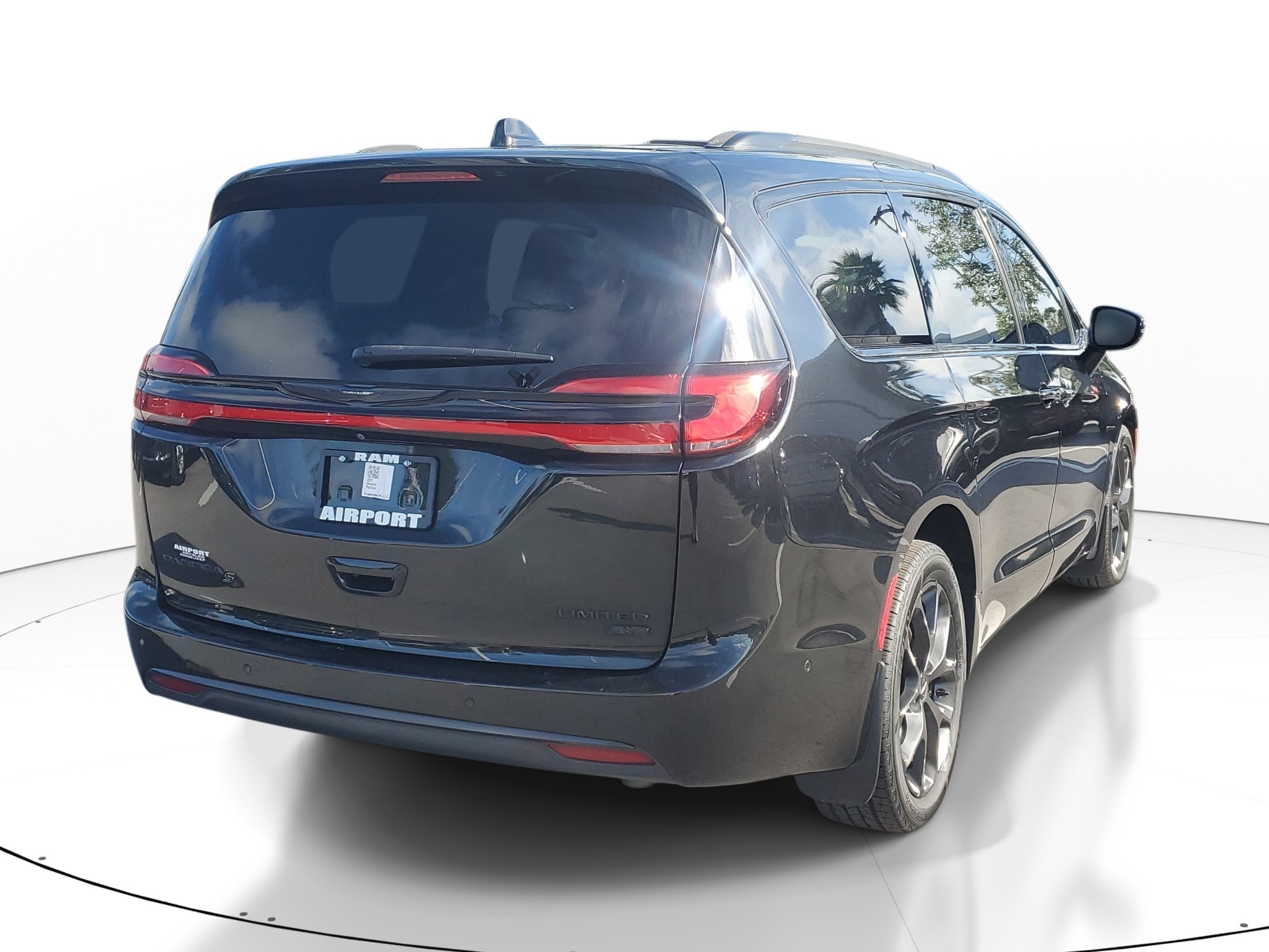 Used 2022 Chrysler Pacifica Limited w/ Uconnect Theater Family Group AWD/4WD image 6