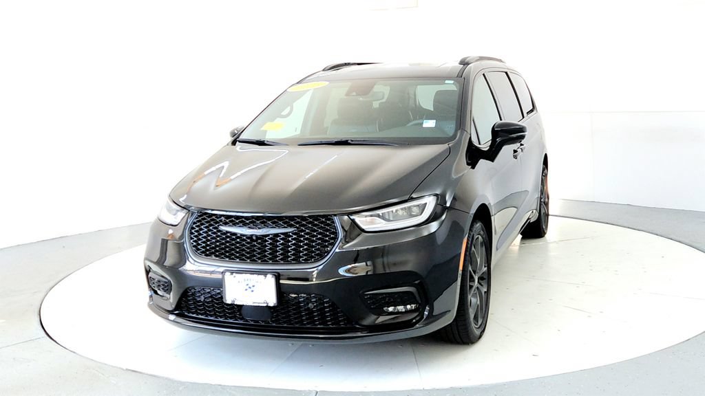 Used 2023 Chrysler Pacifica Limited w/ Uconnect Theater Family Group AWD/4WD image 2