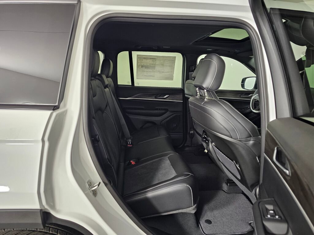 New 2026 Jeep Grand Cherokee Altitude image 34