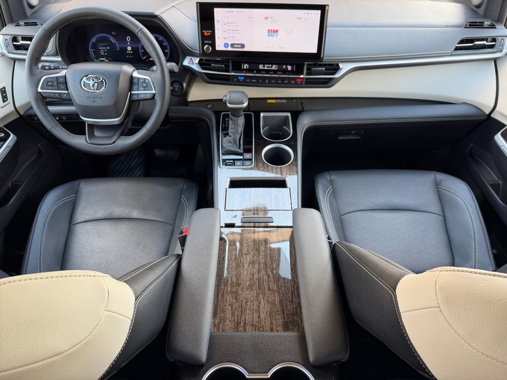 Used 2025 Toyota Sienna Platinum AWD/4WD image 16