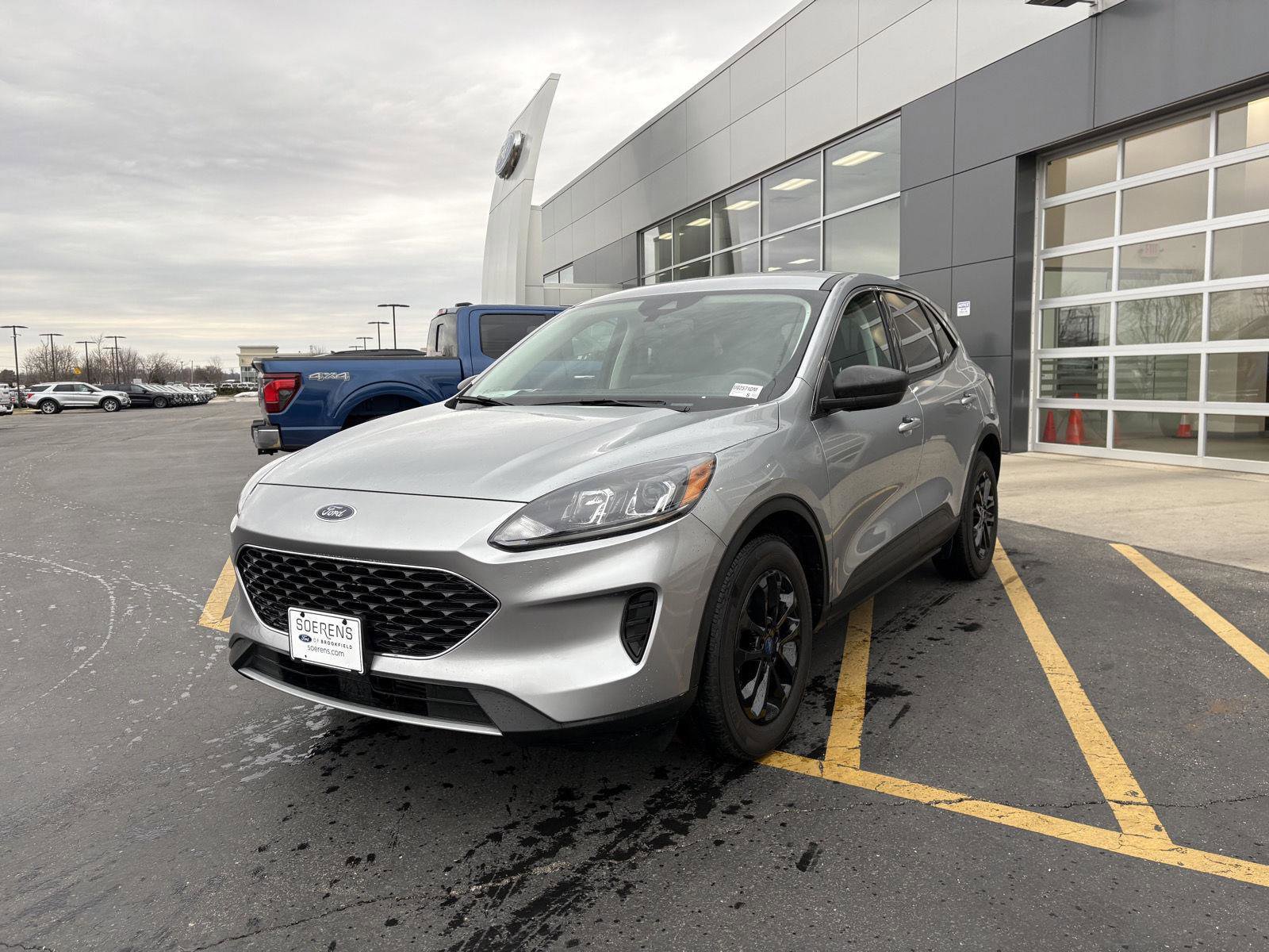 Used 2022 Ford Escape SE w/ Cold Weather Package image 3