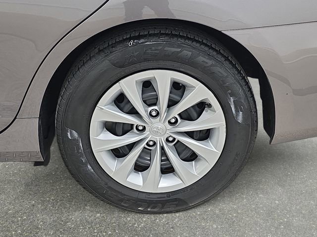 Used 2015 Toyota Camry LE FWD image 32