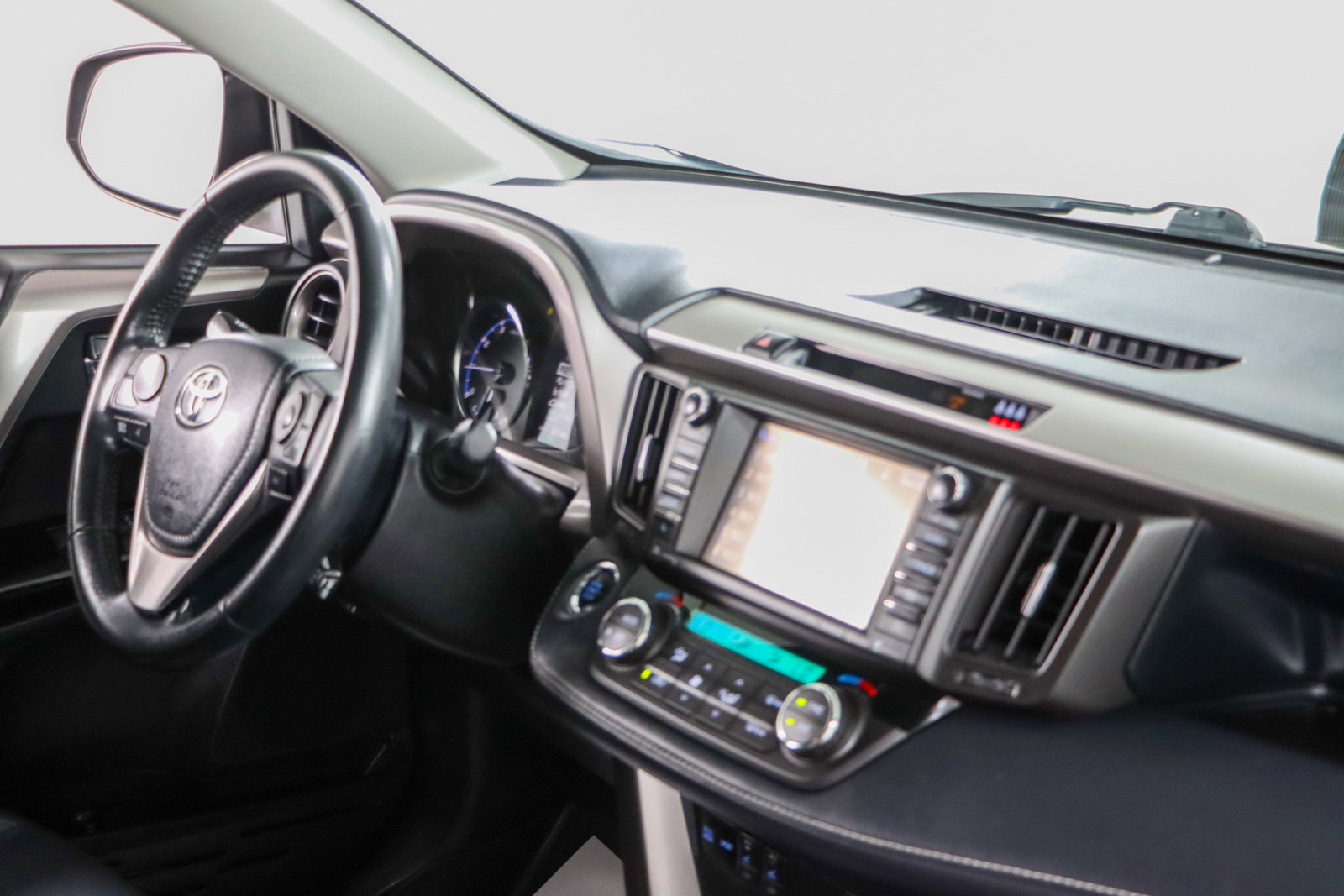 Used 2018 Toyota RAV4 Limited FWD image 26