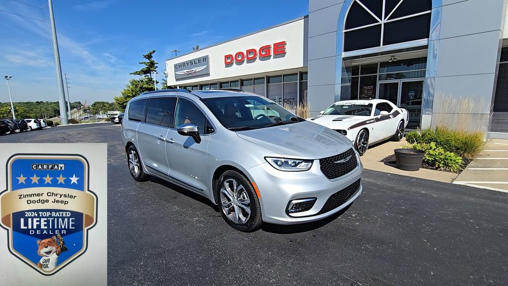 New 2026 Chrysler Pacifica Pinnacle w/ Trailer Tow Group FWD image 1