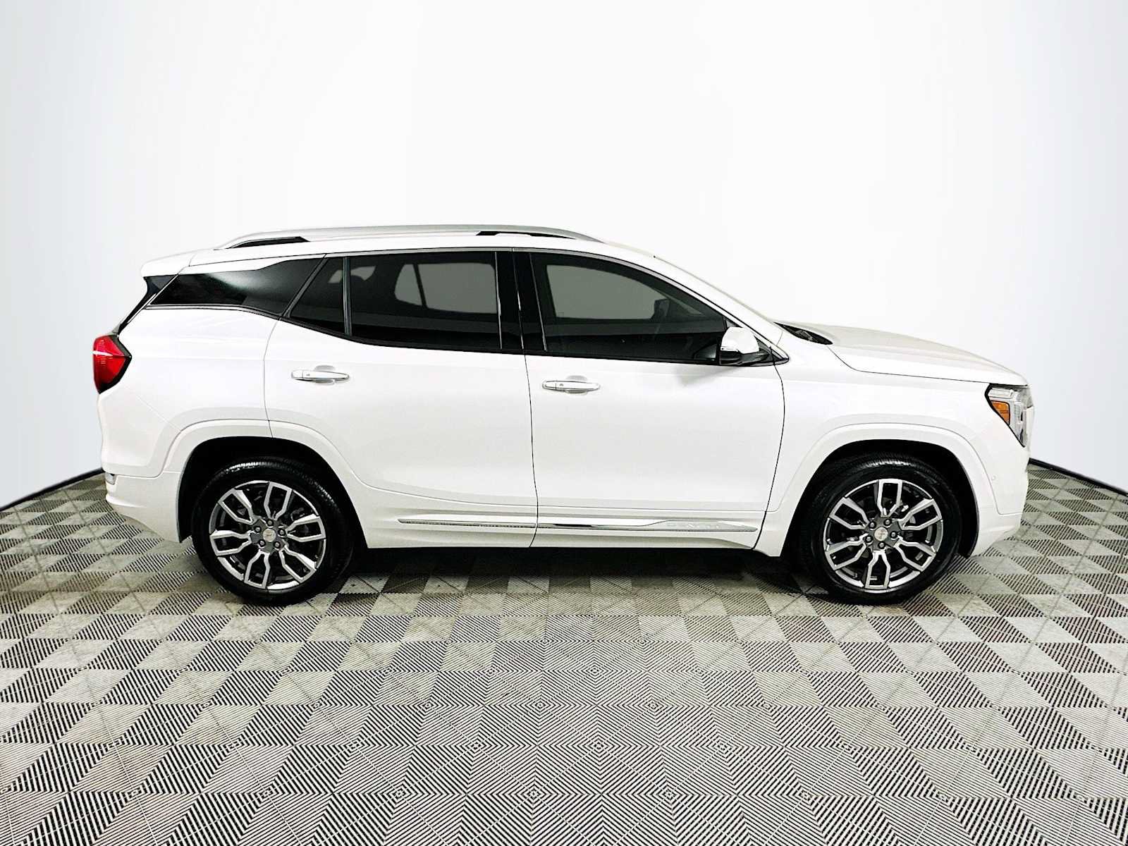 Used 2024 GMC Terrain Denali w/ Denali Premium Package AWD/4WD image 8