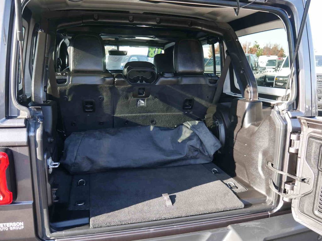 Used 2018 Jeep Wrangler Unlimited Sahara image 9