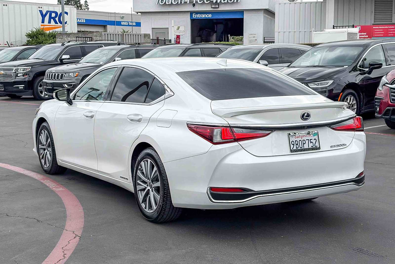 Used 2021 Lexus ES 300h w/ Accessory Package image 2