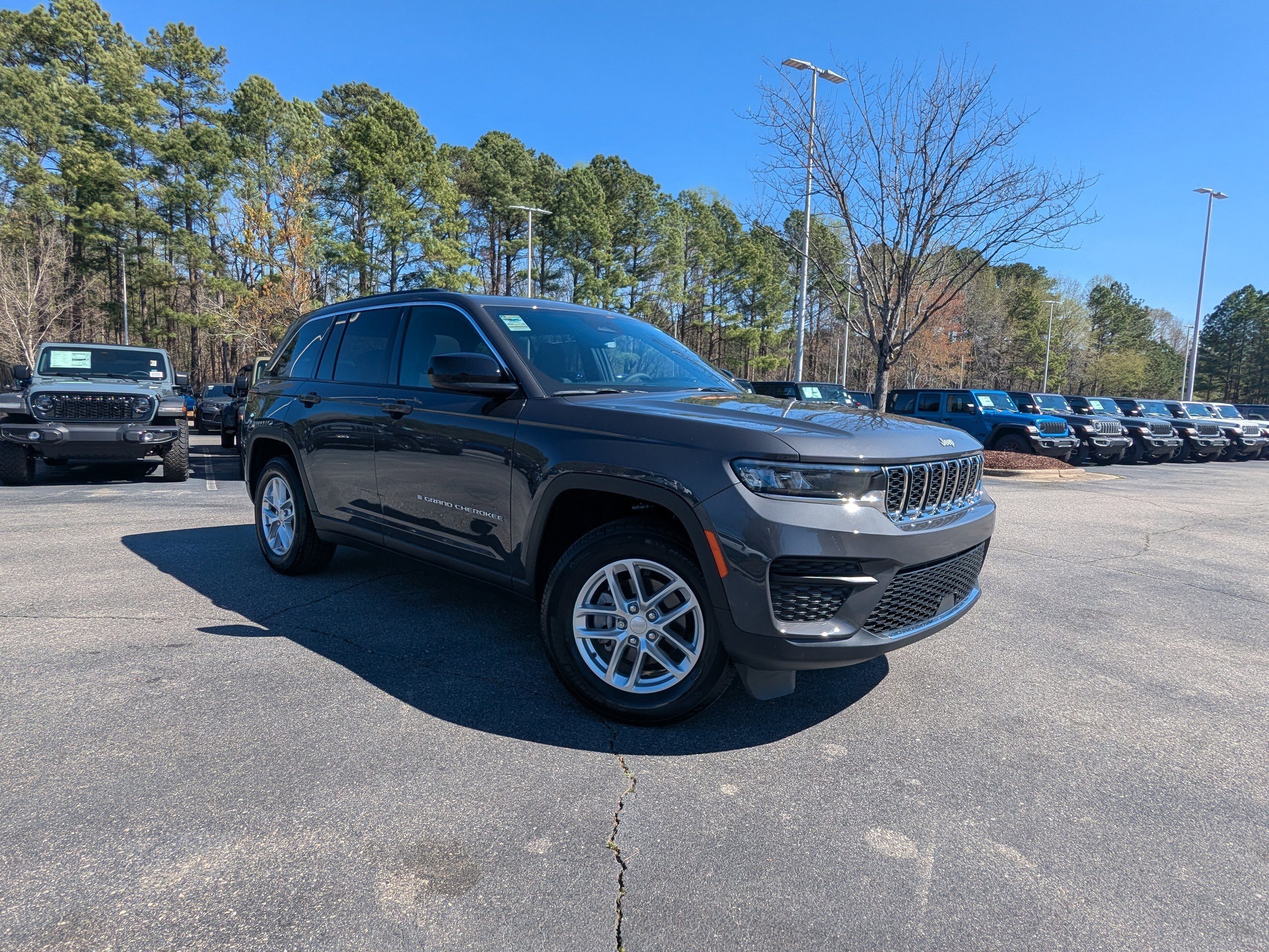 Certified 2025 Jeep Grand Cherokee Laredo X w/ Luxury Tech Group I image 3