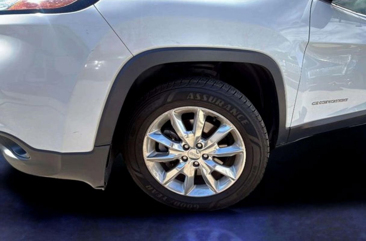 Used 2016 Jeep Cherokee Limited image 25