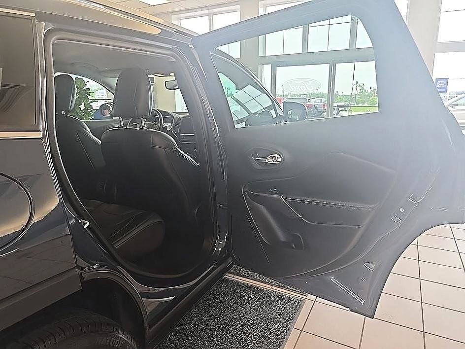 Used 2019 Jeep Cherokee Limited AWD/4WD image 33