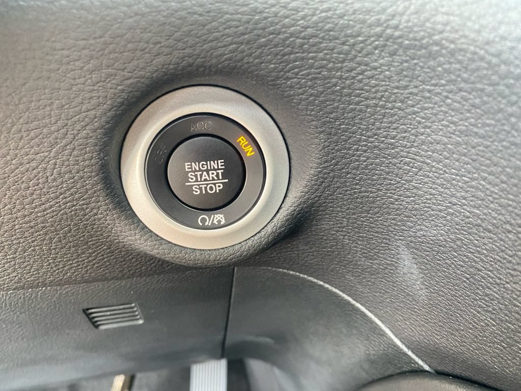Used 2026 Chrysler Pacifica Limited FWD image 18