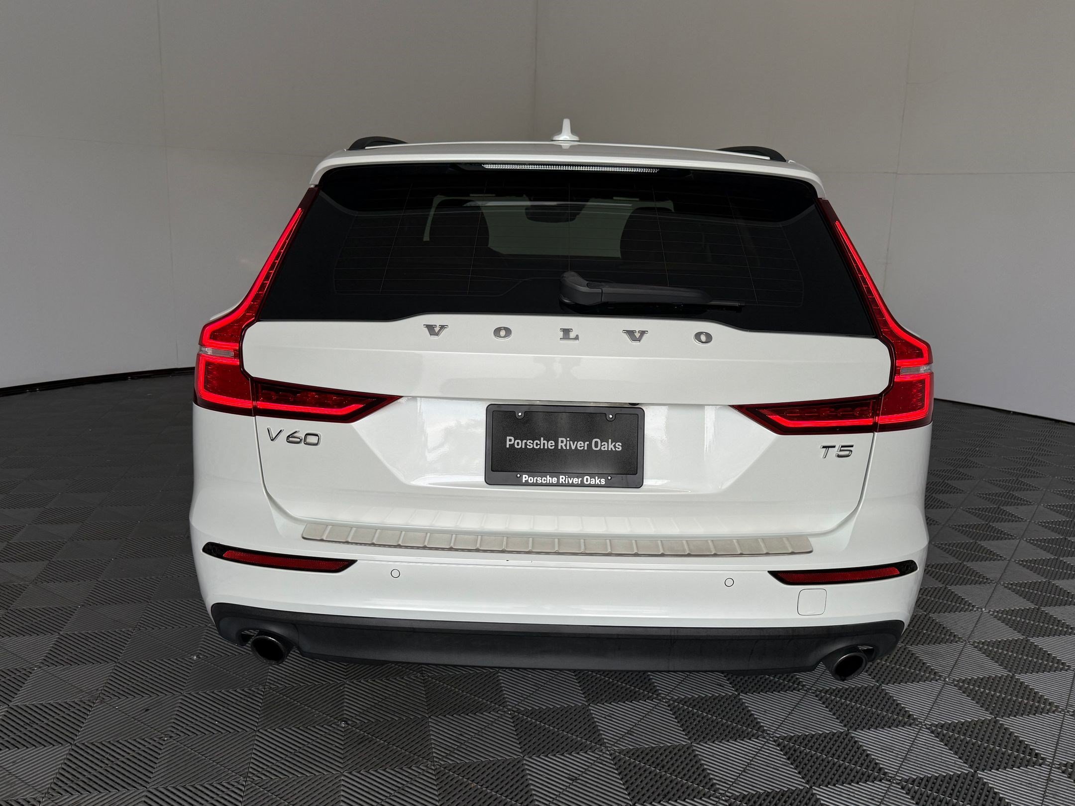 Used 2020 Volvo V60 T5 Momentum FWD image 10