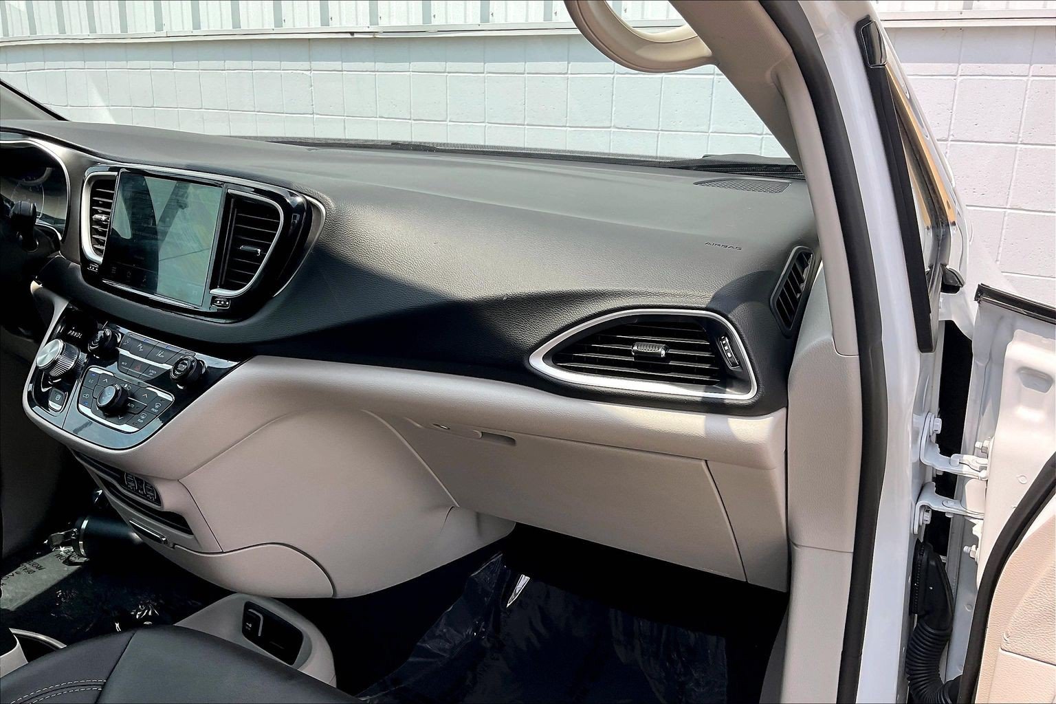 Used 2024 Chrysler Pacifica Touring-L FWD image 21