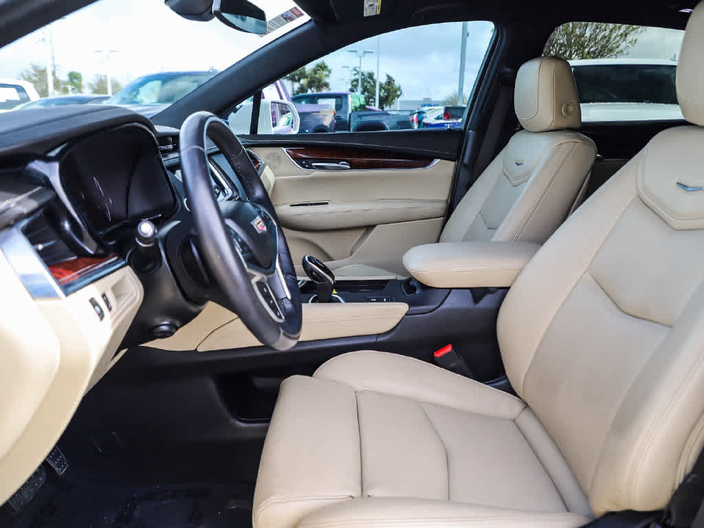Used 2017 Cadillac XT5 Premium Luxury w/ LPO, Wheel Lock Package FWD image 19