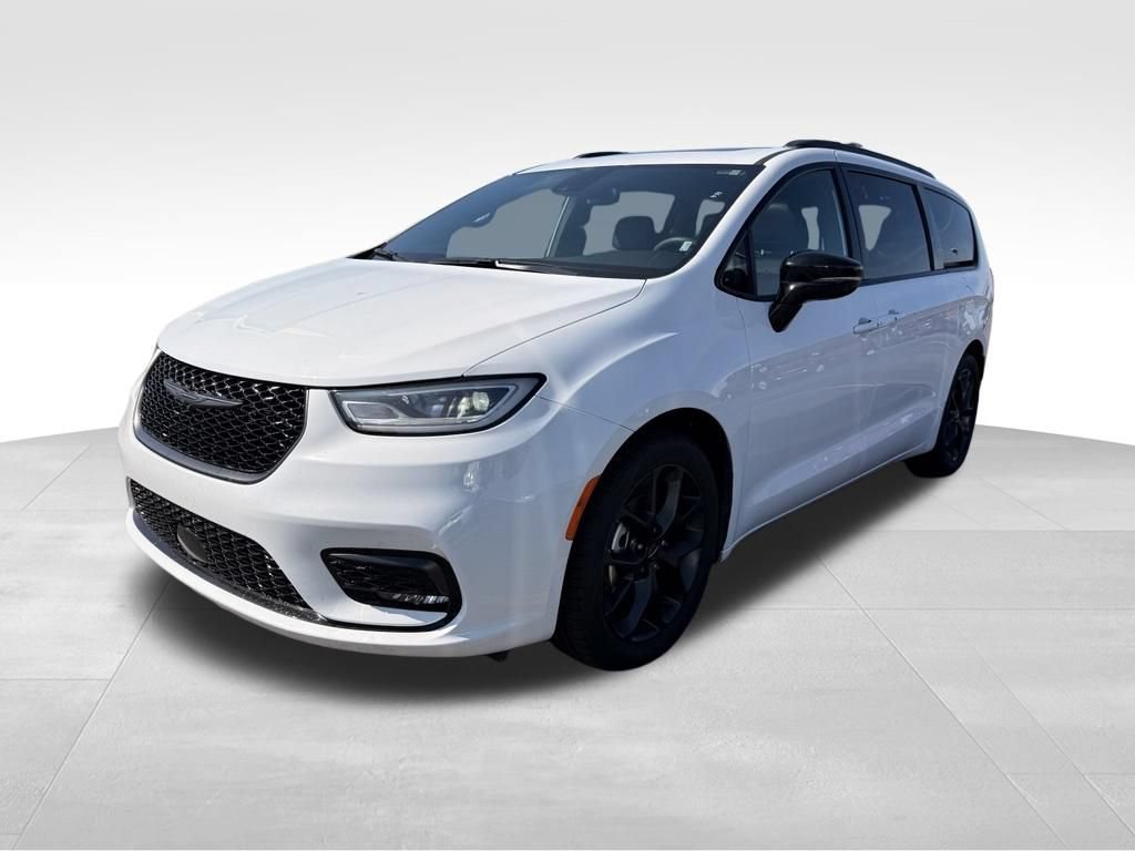 Used 2025 Chrysler Pacifica Limited FWD image 3