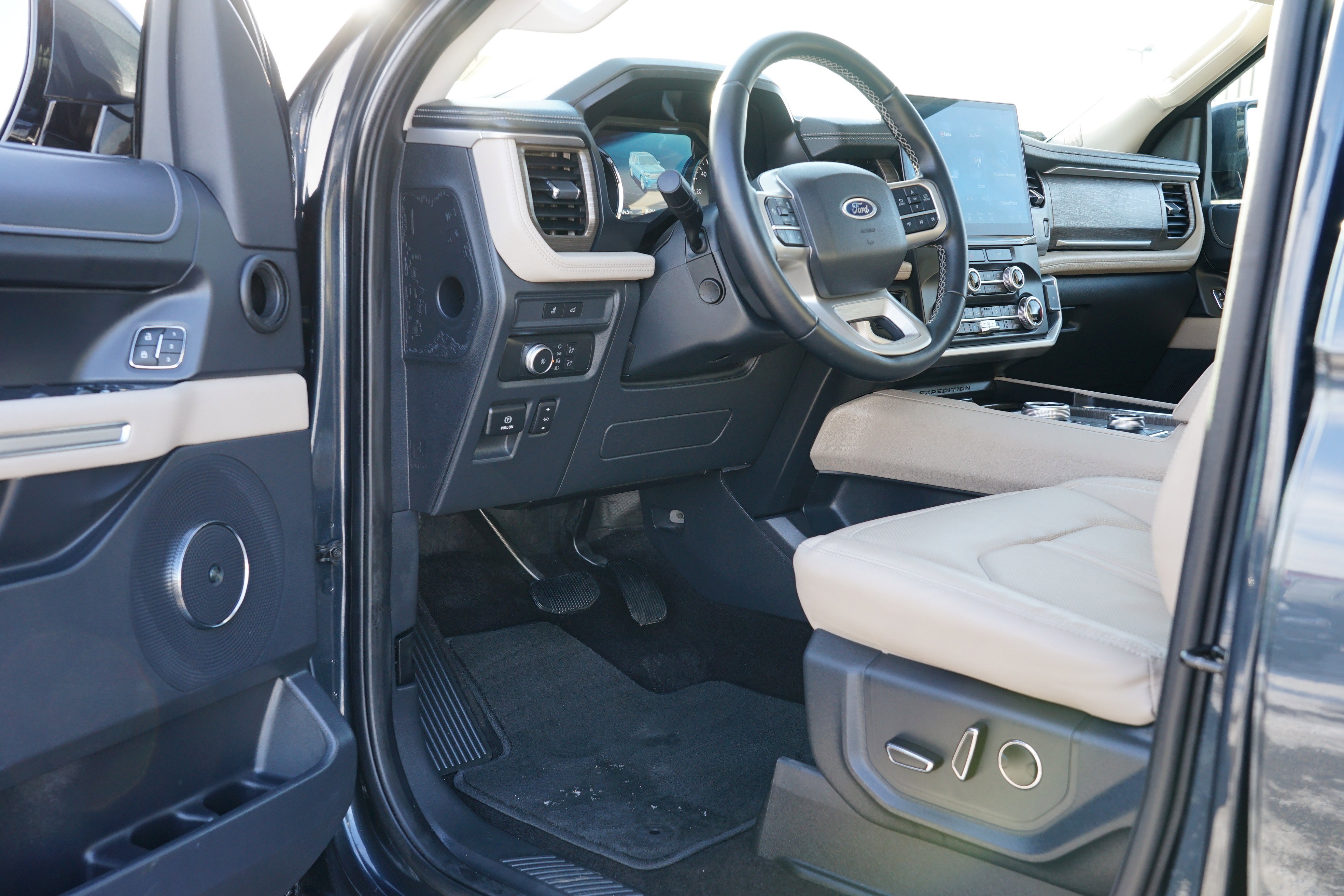 Used 2022 Ford Expedition Limited image 15