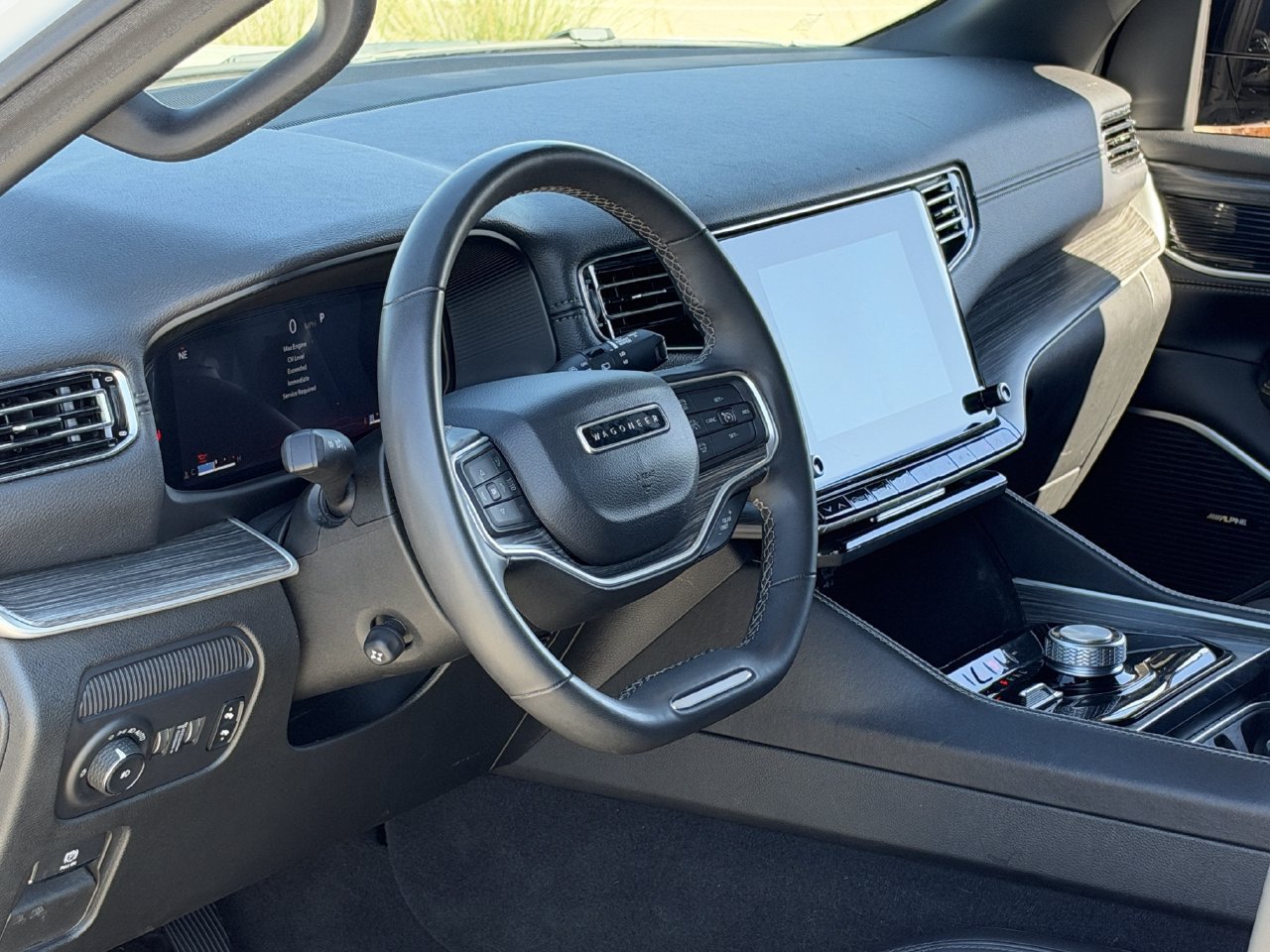 Used 2024 Jeep Wagoneer L Series II AWD/4WD image 10