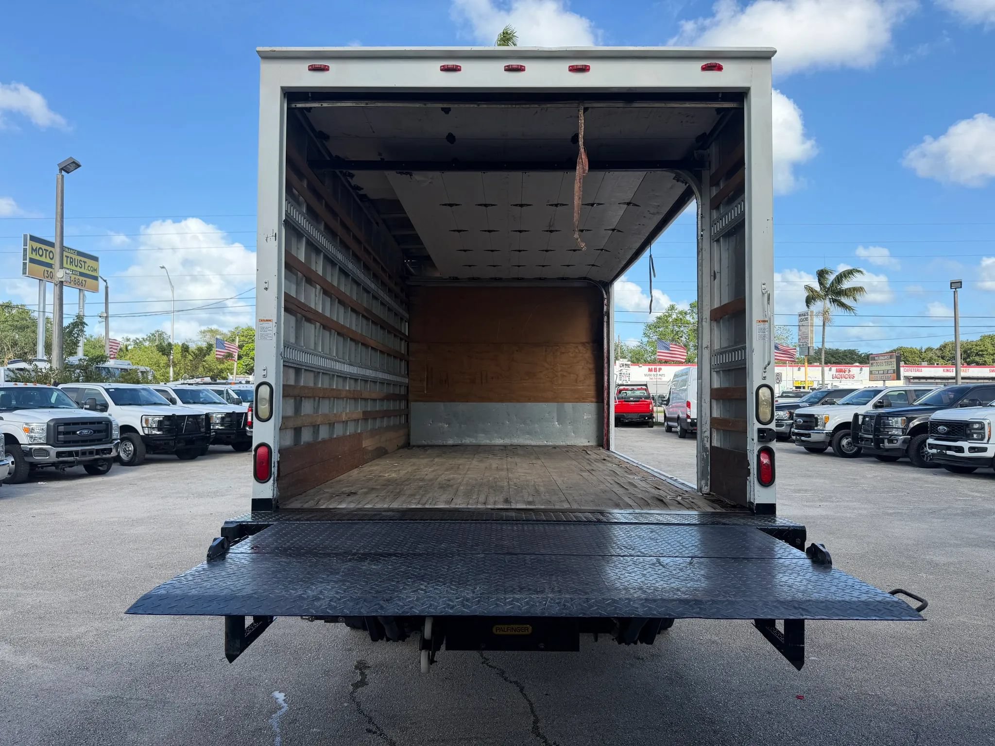 Used 2016 RAM 5500 Tradesman w/ Ambulance Prep Group RWD image 5