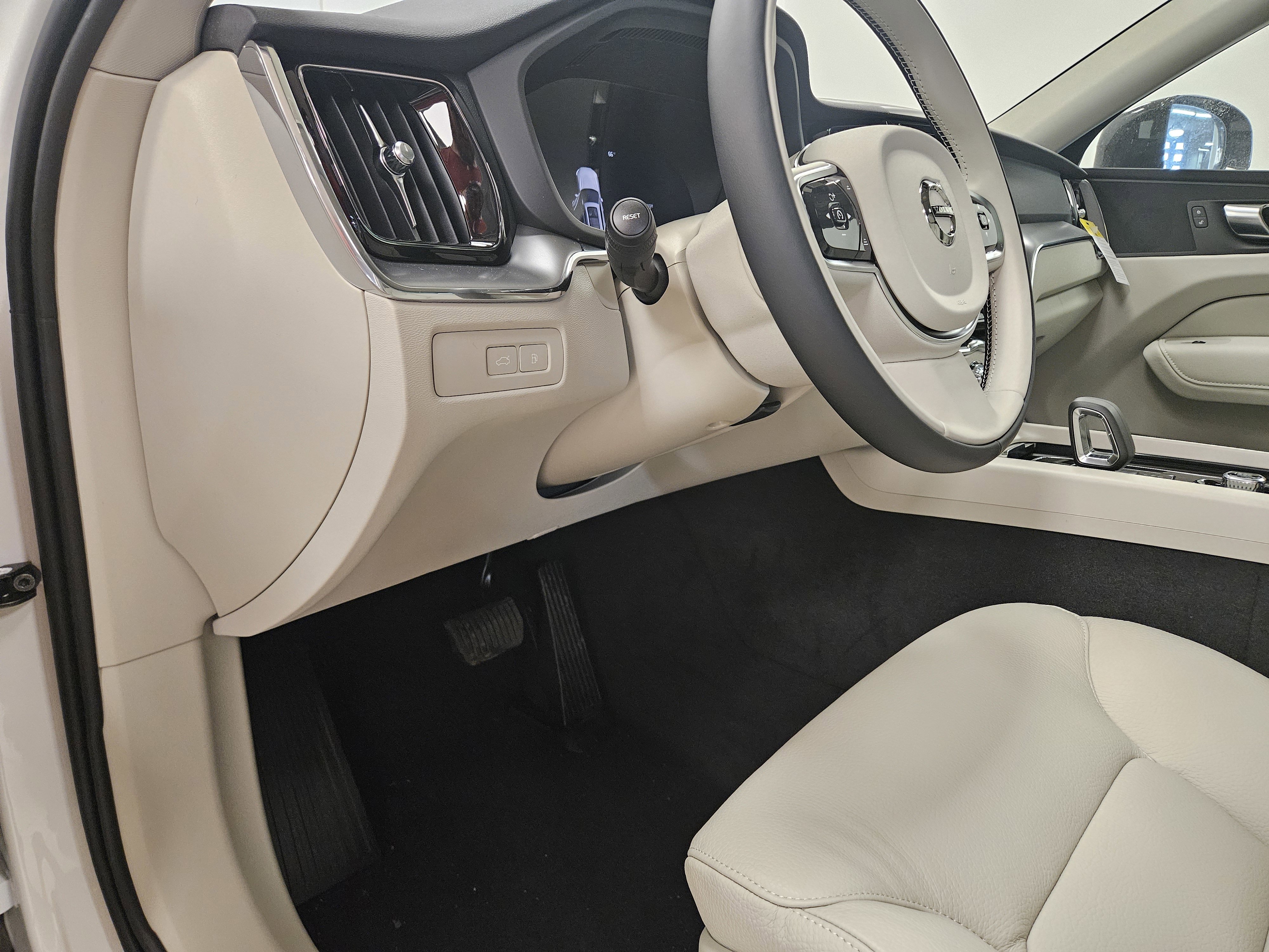 New 2025 Volvo XC60 T8 Core w/ Protection Package Premier image 40