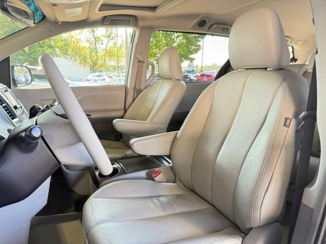 Used 2014 Toyota Sienna XLE FWD image 7