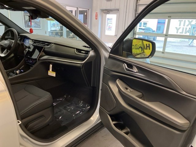 Used 2025 Jeep Grand Cherokee Laredo X w/ Luxury Tech Group I image 14