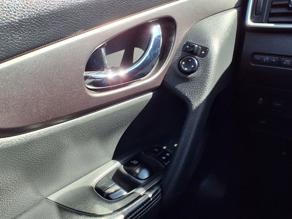 Used 2016 Nissan Rogue SV image 18