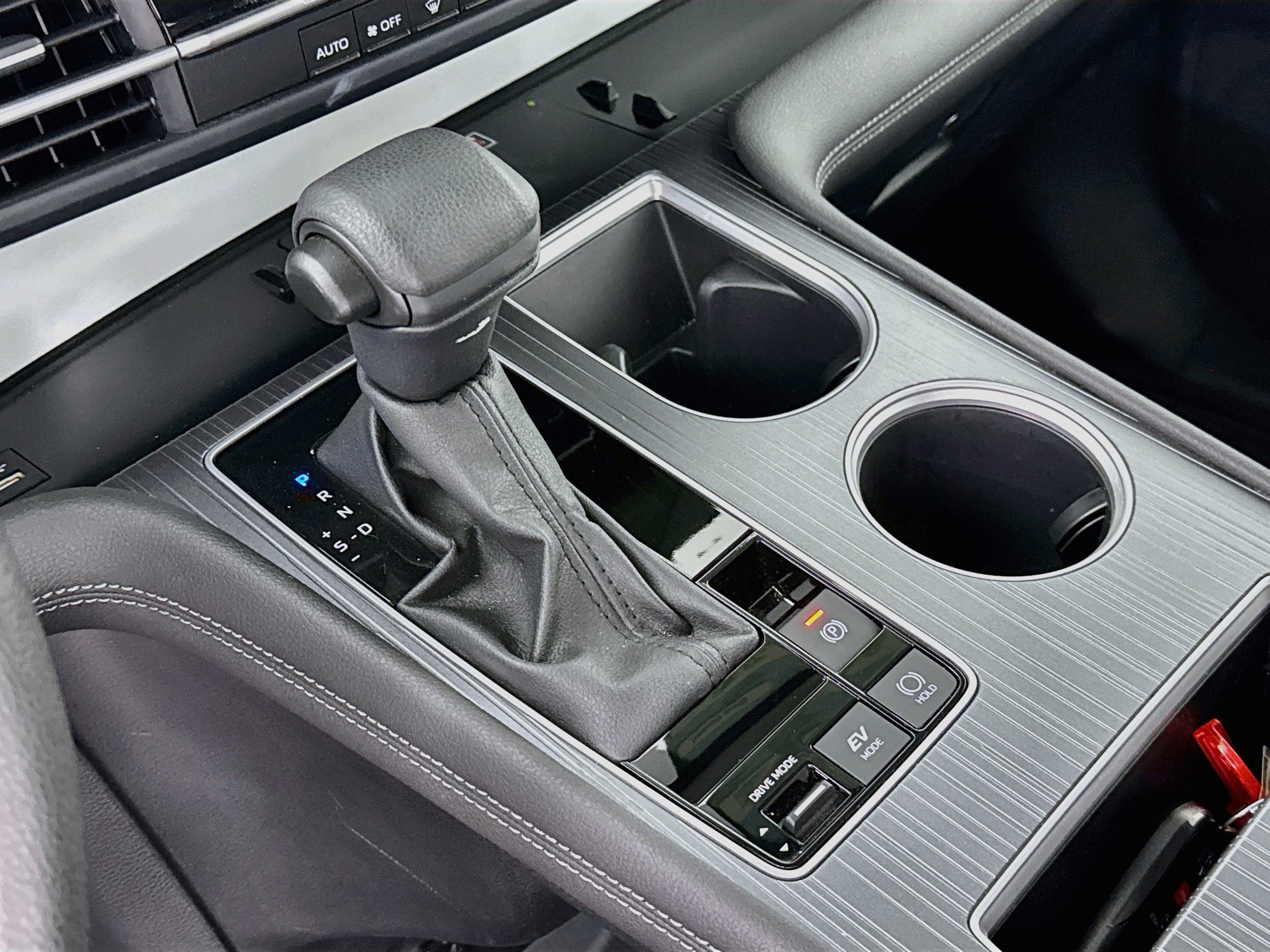 Certified 2025 Toyota Sienna LE FWD image 16