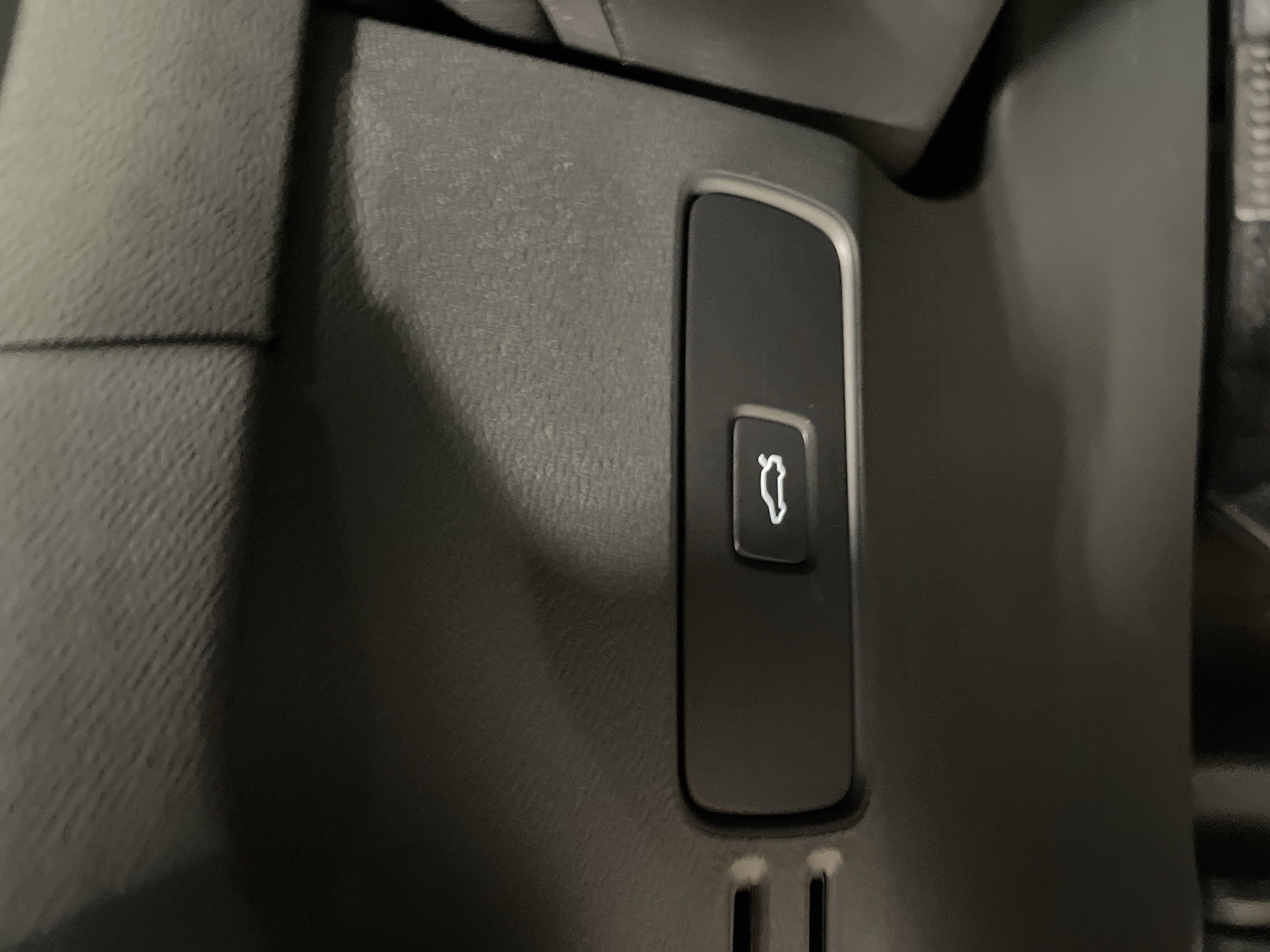 Used 2025 Volvo XC40 B5 Core image 28