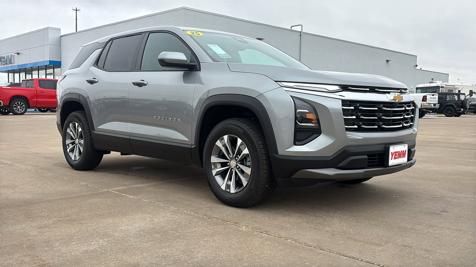 Used 2025 Chevrolet Equinox LT image 2