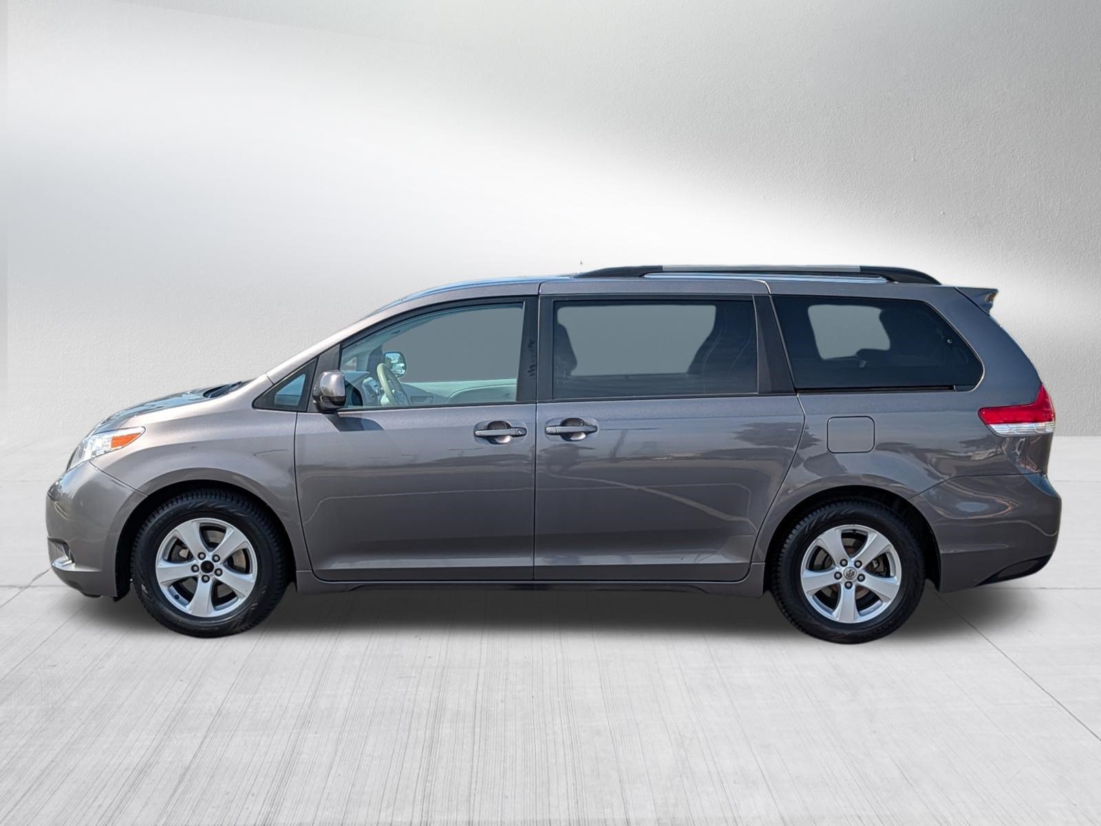 Used 2014 Toyota Sienna LE FWD image 4