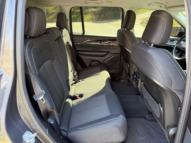 Used 2023 Jeep Grand Cherokee Laredo w/ Luxury Tech Group I image 18