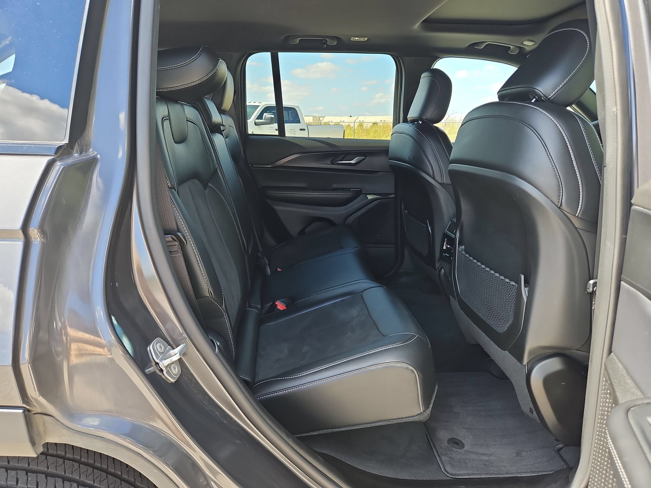 Used 2025 Jeep Grand Cherokee Laredo RWD image 25