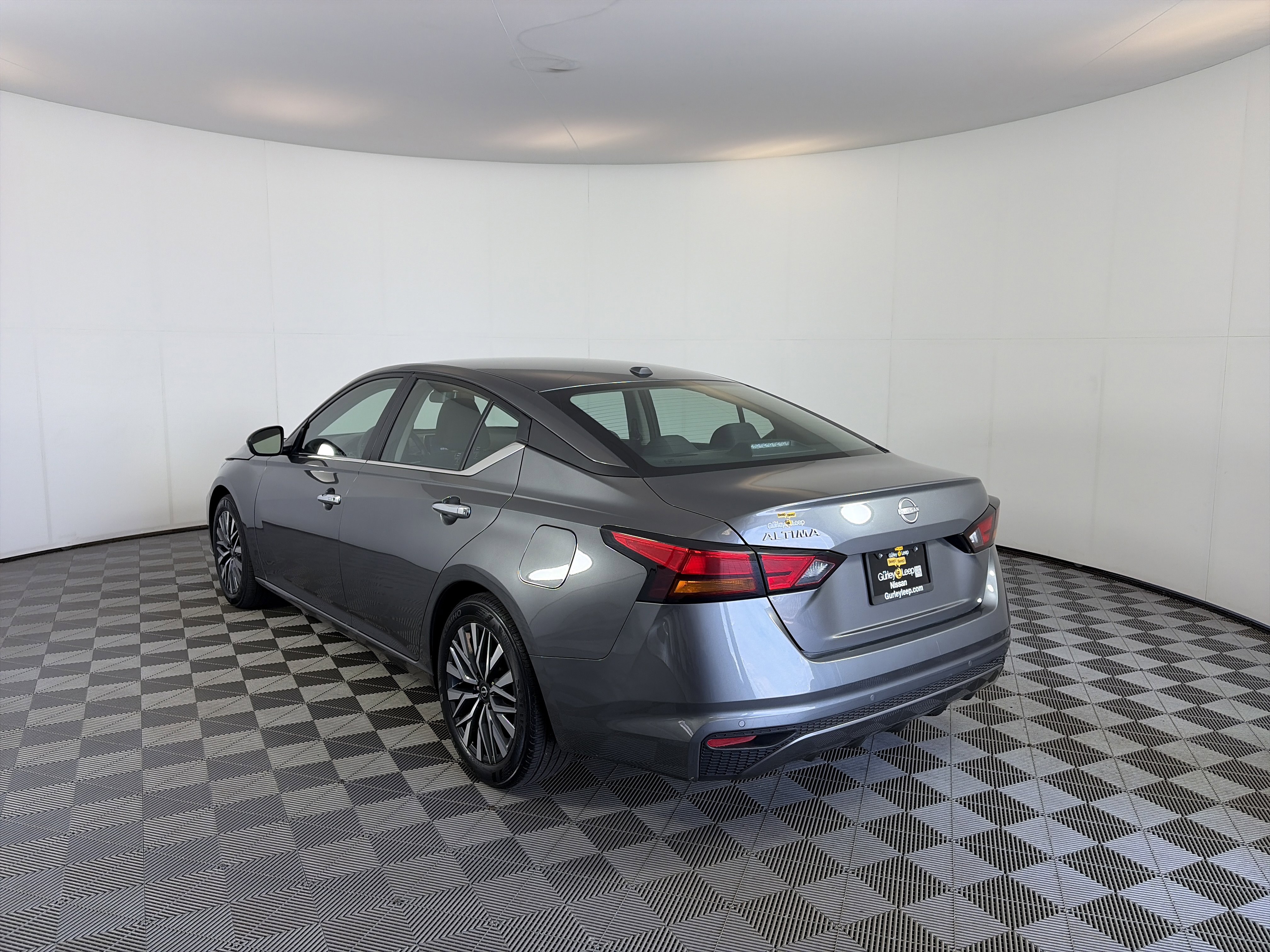 Used 2025 Nissan Altima 2.5 SV FWD image 8