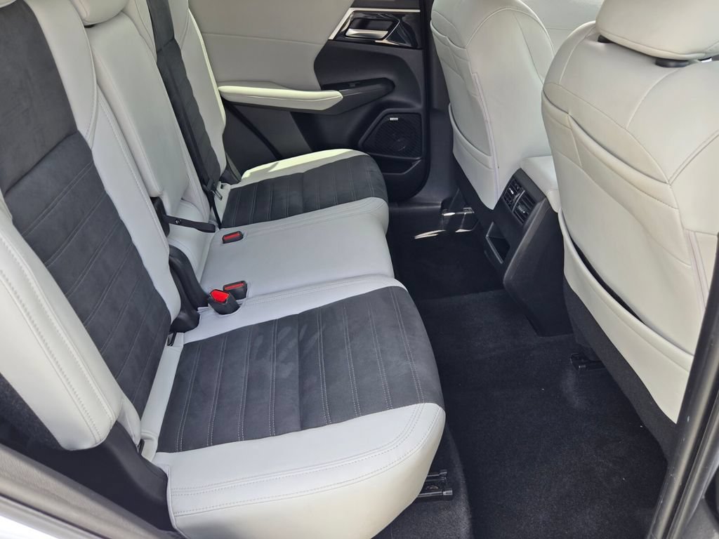 Used 2025 Mitsubishi Outlander SE FWD image 17