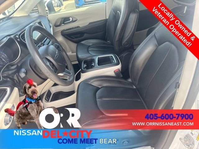 Used 2023 Chrysler Pacifica Touring-L image 15