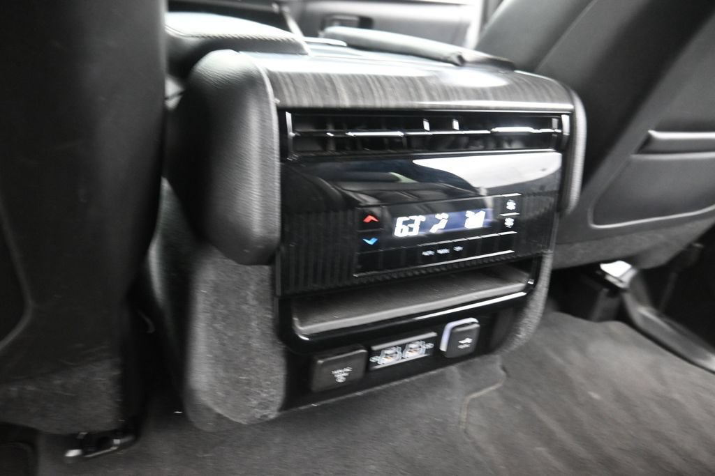 Used 2024 Jeep Wagoneer L Series II RWD image 17