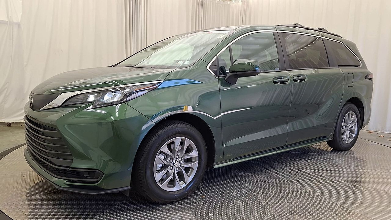 Certified 2026 Toyota Sienna LE AWD/4WD image 11