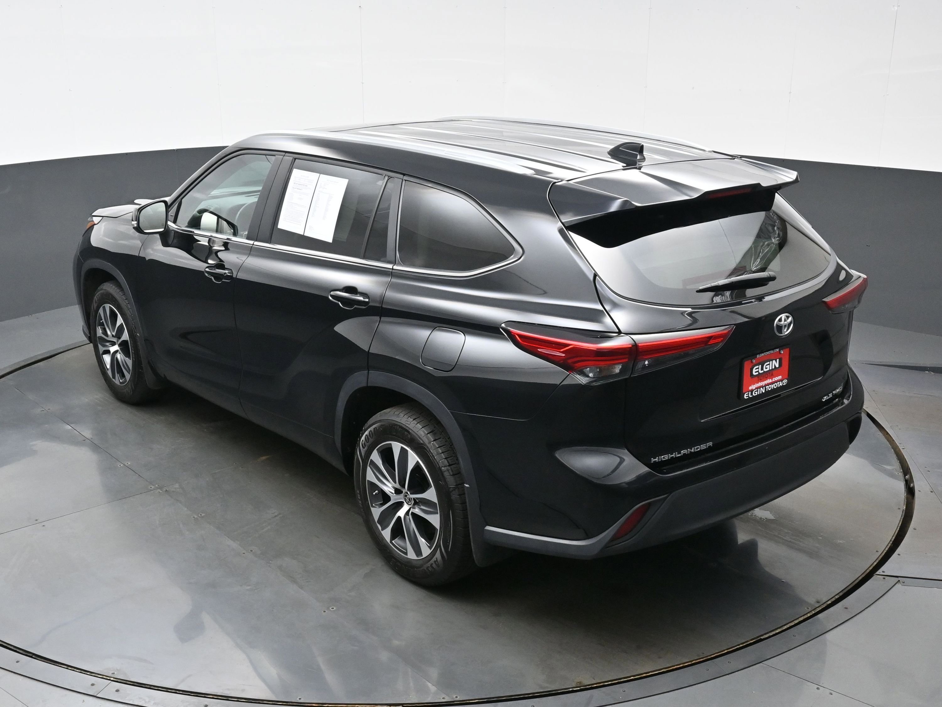 Used 2023 Toyota Highlander XLE AWD/4WD image 39
