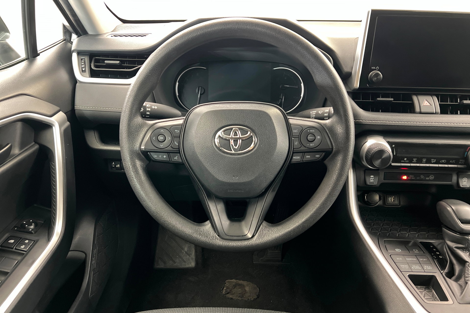 Used 2024 Toyota RAV4 LE image 13