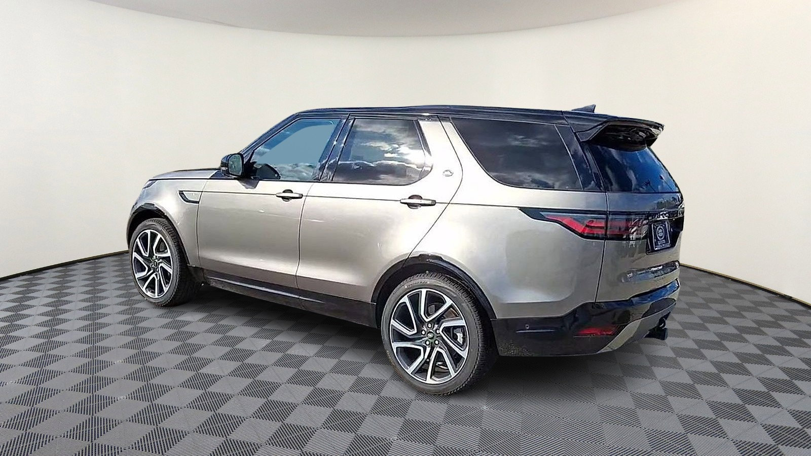 Used 2024 Land Rover Discovery Dynamic SE AWD/4WD image 6
