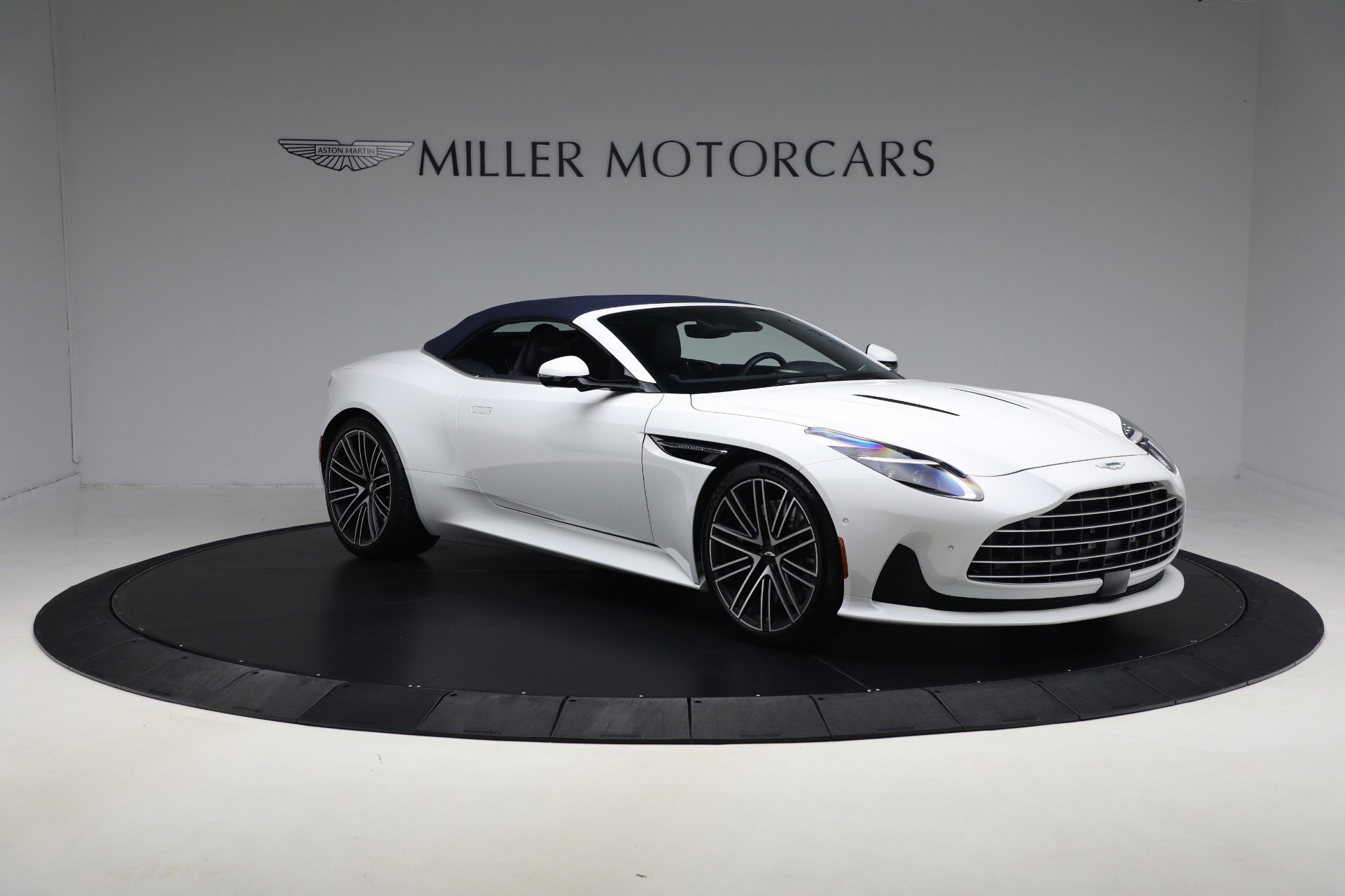 Used 2024 Aston Martin DB12 Convertible image 21